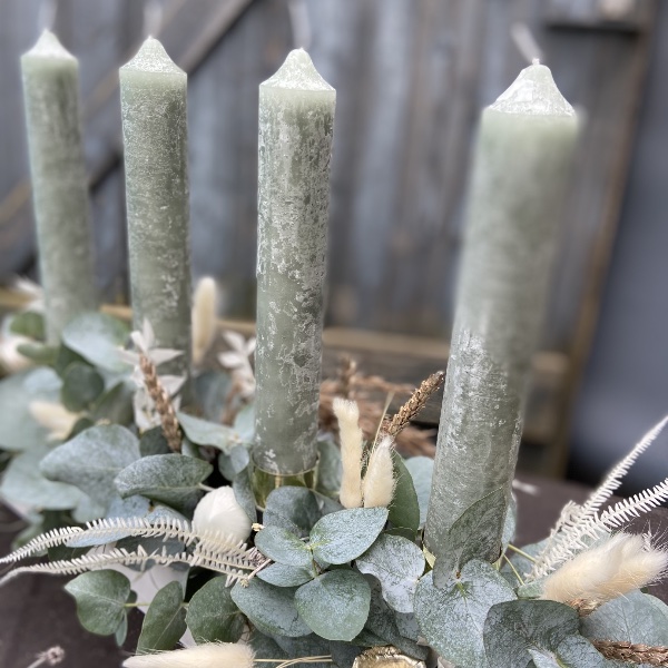 Eucalyptus-Tischadventsgesteck mit vier Kerzen Bild 1